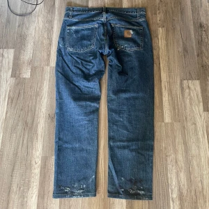 Carhartt Jeans - Carhartt paintstained jeans, straight fit riktigt feta 34/32