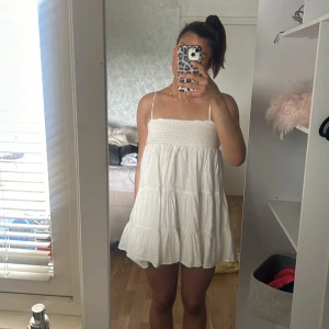Vit zara klänning  - En vit zara klänning