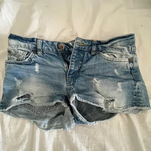 Shorts - Jättesnygga jeansshorts som tyvärr blivit för små. Köpta secondhand men är i fint skick. Skriv för fler bilder💕