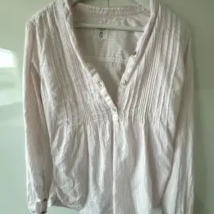 Jättefin rosa skjorta med vita ränder! Den är köpt secondhand och är ett tunt tyg. Om fler är intresserade blir de budgivning!