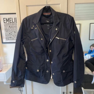 SNOOT jacka dam - Jackan är i nyskick och köpt på Snoot’s hemsida, jag tror inte att jackan finns kvar då de var längesedan. endast testad, storlek S passar xs, nypris ca 3500 säljer för 850! Skriv gärna vid funderingar så kan vi diskutera. Skriv gärna om funderingar!