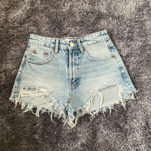 Blåa shorts - Ljusblåa shorts från ZARA i mycket bra skick💕