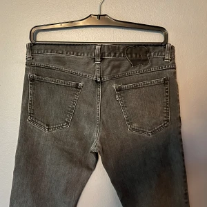 Number (N)ine AW06 Noir jeans - Pain denim från Miyashita perioden av number (n)ine.  Size 3 Length 28 Har ett märke på baksida ben samt har tecken på användning. Kom dm för fler bilder
