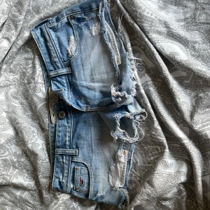Superfina lowwaist Stockholmsstil bootcut hollister jeans shorts  - Superfina jeans shorts från hollister. Passar as bra till en spets leopard djurmönster volang sommar topp!