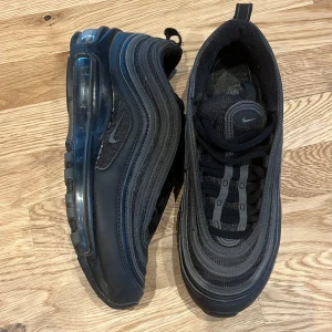 Air max 97 - Säljer mina air max 97 då de är för små för mig. Måttligt använda och i fint skick.