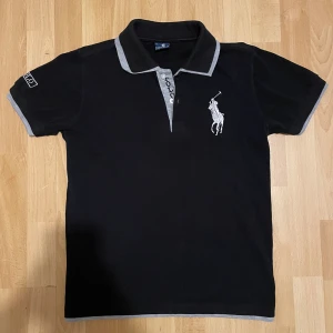 Ralph lauren piké - Säljer denna riktigt feta Ralph lauren pikén. Mycket bra skick och  super skön! DM vid frågor