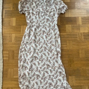 Långklänning - Blommig långklänning. Bra skick