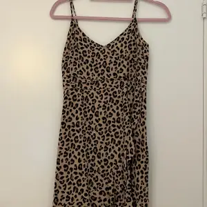 Klänning från H&M i leopardmönster