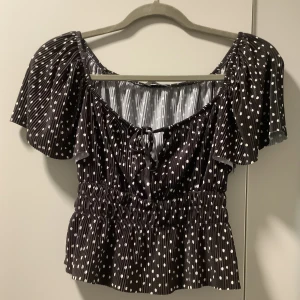 Blus från Bershka - Fin blus svart med vita prickar från bershka, strl XS enbart en gång använd 