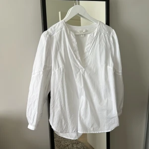 Vit blus - Vit blus med detaljer, broderi anglaise, v-ringad långärmad, skjorta