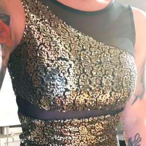 Helt ny klänning  - Super snygg klänning, aldrig använd. Storlek M