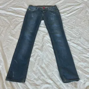 Supersnygga river island jeans ! Fråga ej om bild då de är för små. Köp via köp nu direkt eller Swish, kvar tills markerad som såld ❤️midja rakt över 39 innerben 81,5