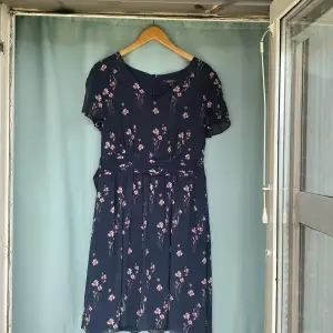 Småblommig kortärmad klänning i gott skick som ny. Använd ett par gånger  100% Polyester   