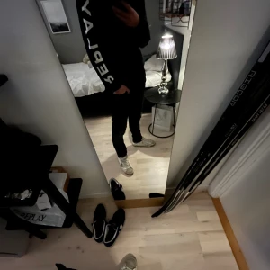 Replay Overshirt - Säljer denna replay ”overshirt” med luva. Nästan Helt oanvänd. Nypris 2695:- mitt pris 799:-.  samt möts upp i jkpg, Storlek S, passar både s/m beroende på hur man  vill att den sitter.