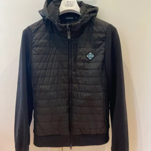 J.Lindeberg Cardigan (pris går att pruta) - Riktigt fet J.Lindeberg cardigan i storlek S / skicket är använt men fortfarande bra. Endast små defekter. Har ett hål i ena fickan (syns ej) / perfekt för kallare dagar / säljs inte längre på hemsidan / nypris: 3199kr  Dm för mer info!