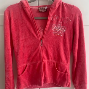 Vintage juicy hoodie  - Jätte fin äkta juicy hoodie från 2000-talet. Nästan inga rhinestones är borta och dragkedjan är lite trög, men annars jätte fin. Lite mindre i storleken, står M men skulle säga att den passar som S/XS