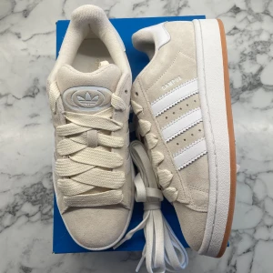 Adidas Campus 00s ”Wonder White Gum” - Helt nya och oanvända Adidas Campus 00s ”Wonder White Gum”. Storlek: 38. Pris: 1500+frakt. Skicka ett meddelande vid intresse! 