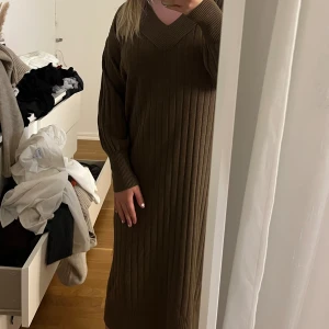 långklänning  - brun långklänning,använd fåtal gånger, med lite ribbat, den är för stor för mig därav säljer jag den väldigt fint💜