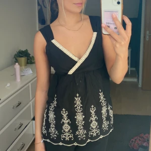 Kortärmad blus med broderat mönster - Supersött linne med fina broderade detaljer💓