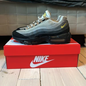 Nike Air Max 95 - Tja! Säljer dessa feta air max 95 för de har blivit för små. Skick 8/10. 100% äkta köpta på footlocker. Hoppas du vill köpa!