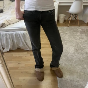 Bootcut jeans  - Säljer ett par supersnygga jeans med snygga detaljer på fickorna. Säljer då jag har ett par likande som sitter lite bättre på mig. Köpta för 400kr, säljer för 250kr. Knappt använda, skriv för fler frågor eller bilder🤍