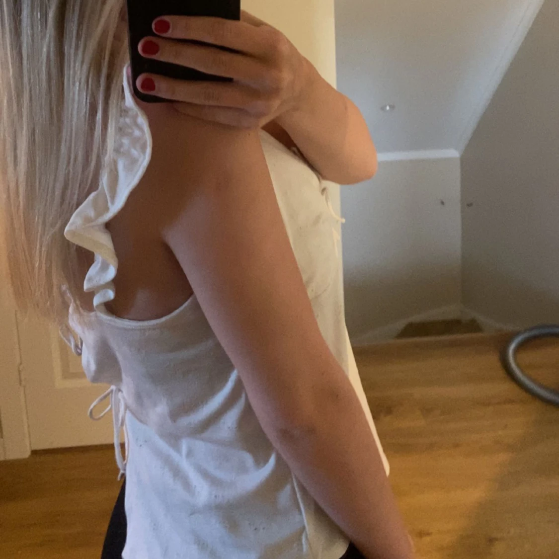 vit topp med volang och rosett - 90