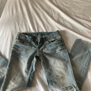 Lågmidjade jeans - Jätte snygga och coola lågmidjade jeans. Köpte de på plick men passar inte🩷. Väldigt eftertraktade, höjer priset pga de💕