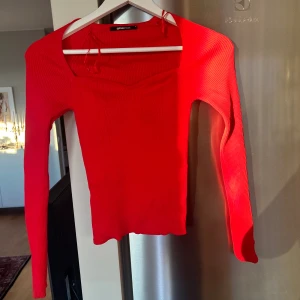 Röd tröja - Fin röd tröja från Gina tricot  Använd 1 gång Storlek s