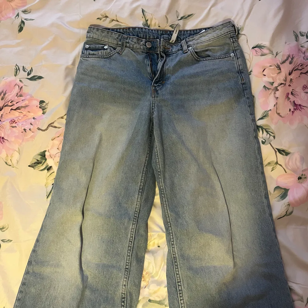 Baggy jeans som är lågmidjade, köpta från weekday! Bra skick och inte använda speciellt mycket🥰. Jeans & Byxor.