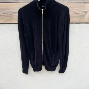 Jack and Jones zip - Fin jack and Jones tröja med zip i storlek M. Knappt använd och i mycket fint skick! Skriv vid frågor.