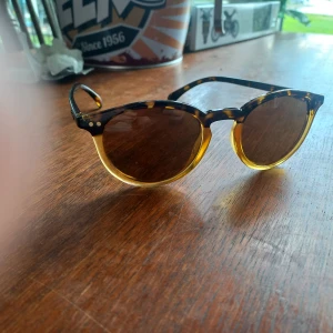 Polarorid solglasögon - Fina solglasögon från polarorid. Har knappast används därför jag säljer dom nu. Jag får inte fram exat modell och nu pris men skulle säga mellan 700-1000 kr 