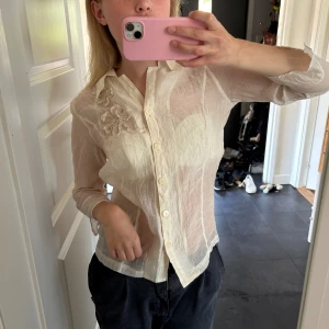Blus  - Blus köpt på vinted!😍står endast en 9, men skulle säga att den är en xs-s.
