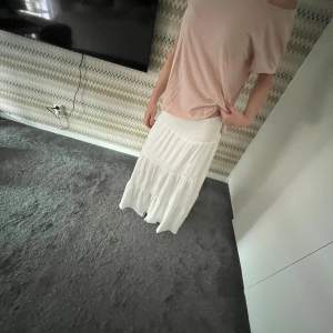 Sjukt fin lång kjol!! Den är aldrig använd eftersom den är för kort för mig som är 168cm❤️ hör jätte gärna av dig om du har frågor ❤️❤️