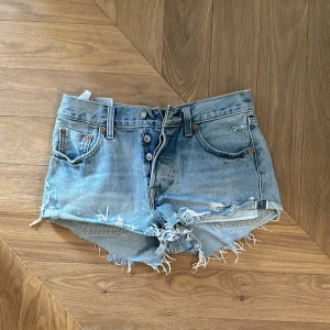 Levis shorts - Jättebra skick, tyvärr för små. 