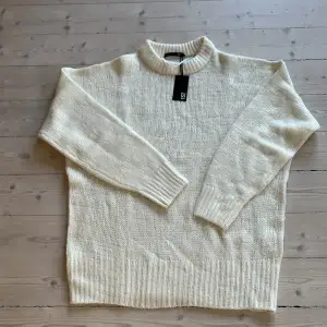 En mjukt stickad tröja från lager 157. Är i storleken L/XL 💕 Den är lite gräddvit i färgen, helt oanvänd. Nypris 150kr 💕