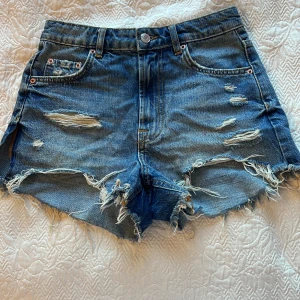  Shorts -  Använd några gånger men ser som ny ut men har en jätte jätteliten röd och framsidan som nu går tvätta bort men det syns ändå inte så mycket.