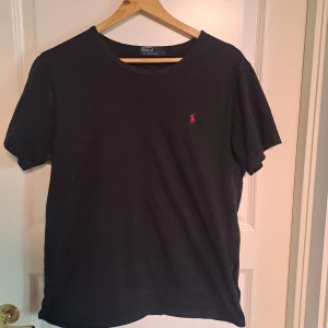 Ralph lauren T-shirt - Skit bra knappt använd ralph lauren tshirt skick:8/10