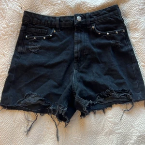  Rivna svarta shorts -  Använd några få gånger men ser som helt ny ut!.