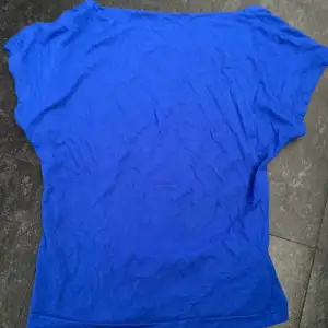 säljer denna t-shirt med öppen rygg från shein för jag använder den inte, använd kanske 1 gång?