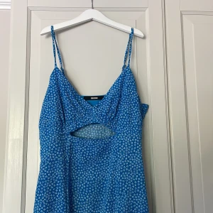Sommarklänning  - Snygg sommarklänning som är som ny och endast använd 4 ggr😍
