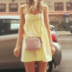 gul klänning - INTRESSEKOLL!! 💕 Syr klänningar och undrar om någon är intresserad av att köpa. Man kan välja färg och design själv! strl 32-38 💖På bilden är en gul klänning jag sytt till mig själv!💛🌼Material kostnaderna är mellan 600-700kr därav priset💕2v leveranst