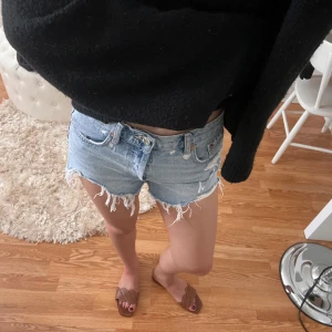 Jeansshorts med slitningar  - Skit snygga jeansshorts med slitningar. Köpta i Köpenhamn på zara för två år sedan. Sitter som en smäck på mig som är 1,67 och bär xs-s i vanliga fall
