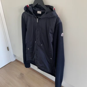 Moncler cardigan  - Säljer en Moncler cardigan som är perfekt till sommaren! Den är i ett väldigt bra skick! Storlek L men sitter som en M!  Hör gärna av dig om du har frågor!