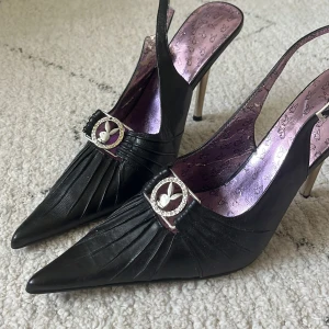 Klackskor - Supercoola klackar med playboyloggan på. Köpta på sellpy, kom oanvända och har tyvärr inte kommit till användning. Fint skick förutom att en sten lossnat från loggan och att materialet på insidan smular något💜🎀