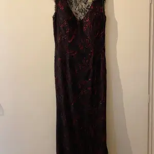 Säljer denna fina röda/svarta spets klänningen i god skick