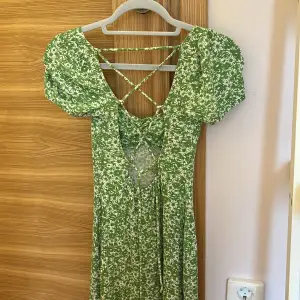 Säljer nu min jättefina klänning från bershka som jag tyvärr har vixit ur. Klänningen är grön med små vita blommor och i nästan nytt skick. 