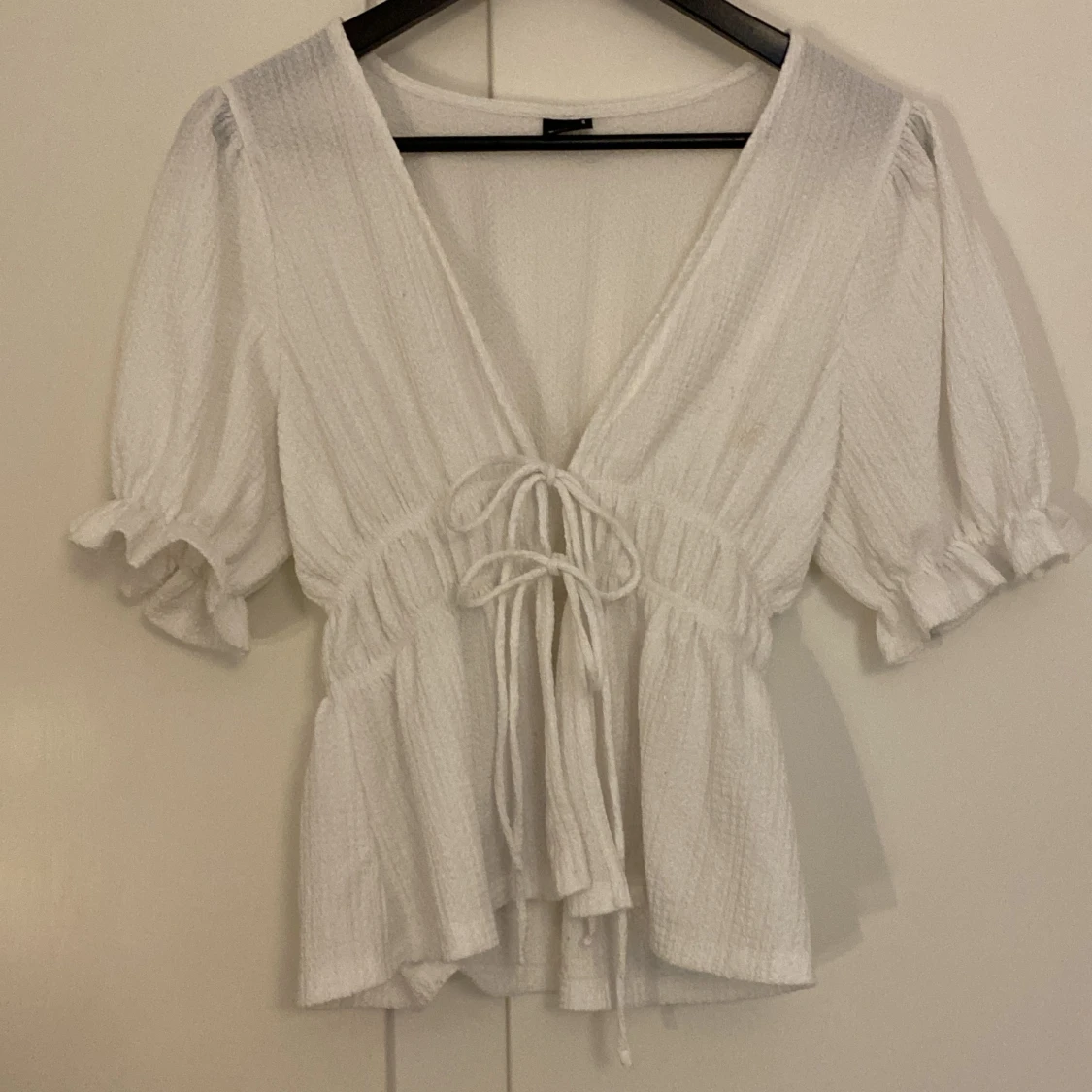 Volangblus från Gina med rosetter 