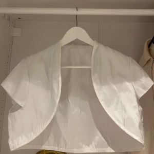 Bolero  - Jättefin vit bolero köpt på sellpy. Skriv för fler bilder!💓💓