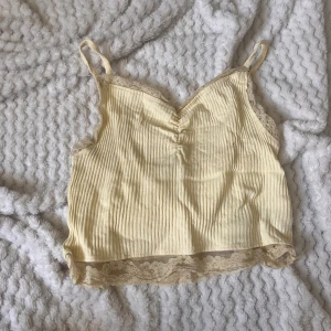 Topp - En gul söt topp✨