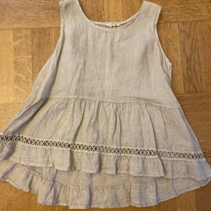 Beige blus - Oanvänd blus i en fin beige färg i 100% linne. Köpt för 350 kr.   Storlek: S/M Frakt tillkommer, kan alternativt hämtas.
